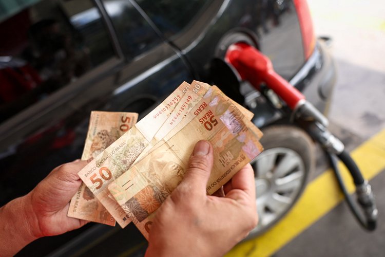 Posto de combustível  imposto zerado para conter impacto da guerra